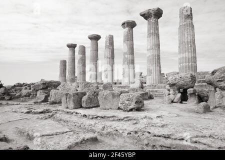 Agrigento, Sizilien Insel in Italien. Berühmtes Templatal, UNESCO-Weltkulturerbe. Griechischer Tempel - Überreste des Tempels von Herakles. Schwarz und WH Stockfoto