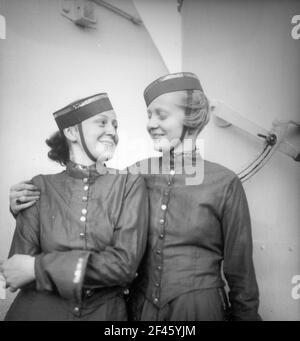 KDF (Macht durch Freude) - Monte Olivia. Zwei Jungen, als Stewards verkleiden Frauen Stockfoto