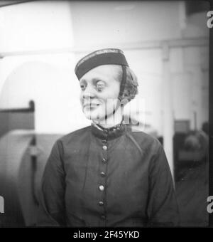 KDF (Macht durch Freude) - Monte Olivia. Junge, als Steward kostümierte Frau mit Monocle Stockfoto