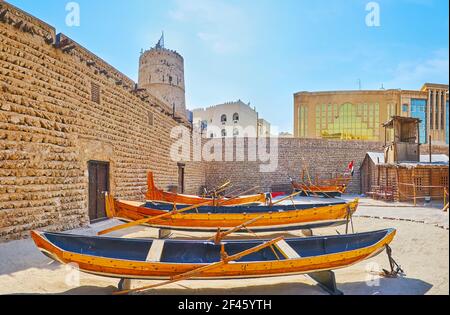 Die wichtigsten Arten von traditionellen Fischerbooten (abra, sambuk, hourey) im Innenhof des Al Fahidi Fort, Dubai, VAE Stockfoto