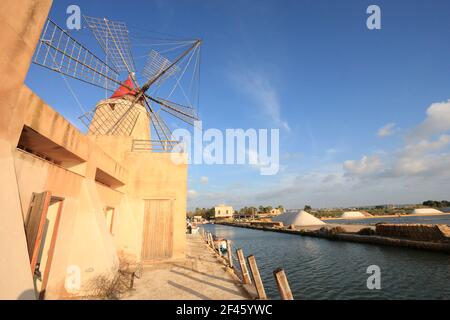 Marsala Salzwerk auf der Insel Sizilien, Italien. Salzverdampfungsteiche. Stockfoto