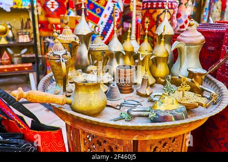 Das alte Tablett mit verschiedenen Vintage-Souvenirs - dallah Kaffeekannen, große Vorhängeschlösser, türkische Zehen, Al Souk al Kabir (Alter Markt) in Dubai, VAE Stockfoto