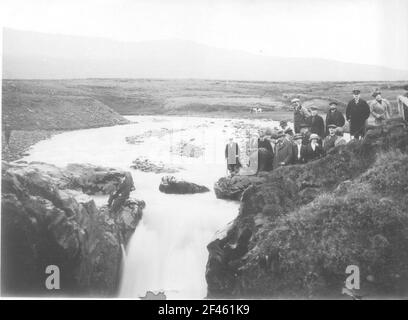 Akureyri (Island). Touristengruppe (Passagiere des Hochsee-Passagierdampfers 'Victoria Luise') am Kopf der Glera-Fälle. Blick nach oben (nach Südwesten) Stockfoto