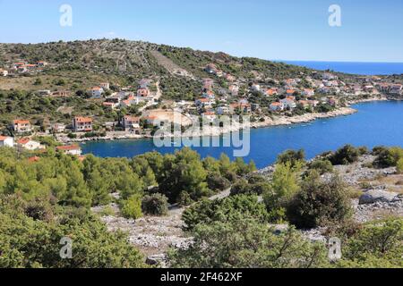 Kroatische Stadt. Razanj Stadt in Dalmatien - schöne mediterrane Küstenlandschaft in Kroatien. Bucht am Adriatischen Meer. Stockfoto