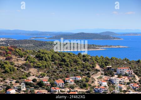 Kornaten und kroatische Stadt. Razanj Stadt in Dalmatien - schöne mediterrane Küstenlandschaft in Kroatien. Bucht am Adriatischen Meer. Stockfoto