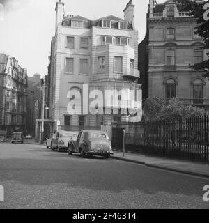 1960s, historische Ansicht der Old Park Lane, einer berühmten Straße in Mayfair, Westminster, Central London, W1, England, VEREINIGTES KÖNIGREICH. Autos aus der Zeit parkten neben der Straße, die aus vielen hohen, eleganten Gebäuden bestand. Stockfoto