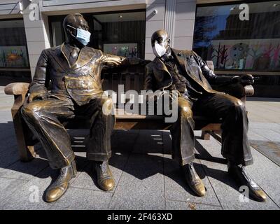London, Großbritannien. März 2021, 19th. In der Bronzeskulptur ‘Churchill and Roosevelt Allies“ in New Bond St, Mayfair, London, tragen beide Männer während der Pandemie in London, Großbritannien, am 3/19/2021 Covid Prevention Operationsmasken. (Foto von Diana Buzoianu/News Images/Sipa USA) Quelle: SIPA USA/Alamy Live News Stockfoto