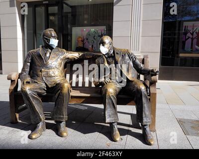 London, Großbritannien. März 2021, 19th. In der Bronzeskulptur ‘Churchill and Roosevelt Allies“ in New Bond St, Mayfair, London, tragen beide Männer während der Pandemie in London, Großbritannien, am 3/19/2021 Covid Prevention Operationsmasken. (Foto von Diana Buzoianu/News Images/Sipa USA) Quelle: SIPA USA/Alamy Live News Stockfoto