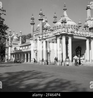 1950s, historisches Bild des Royal Pavilion in Brighton, East Sussex, England, Großbritannien, zeigt das Äußere des dekorativen Gebäudes mit seinen zahlreichen Türmchen. Es wurde 1787 gegründet und in drei Etappen als Zufluchtsort am Meer für George, Prinz von Wales, der 1811 Prinzregent wurde, und König George IV. Im Jahr 1820 erbaut. Eine Reihe von Architekten waren an der Residenz beteiligt, darunter John Nash und Augustus Charles Pugin. Stockfoto