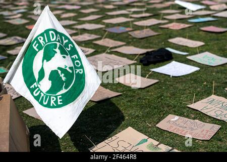 TURIN, ITALIEN - 19. März 2021: Eine Flagge des Freitags für die Zukunft wird während der "Freitags für die Zukunft"-Demonstration gesehen, einem weltweiten Klimaangriff gegen staatliche Untätigkeit gegenüber dem Klimawandel und der Umweltverschmutzung. Wegen der Coronavirus-Maßnahmen Demonstration war statisch und Demonstranten platziert Tausende von Plakaten auf dem Boden im Park. (Foto von Nicolò Campo/Sipa USA) Stockfoto