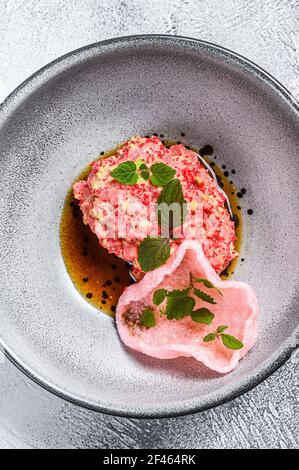 Lachs-Tartare mit Avocado und rotem Kaviar. Weißer Hintergrund. Draufsicht. Stockfoto