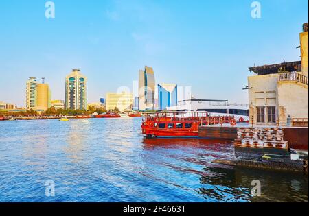 Der Blick vom Dubai Creek auf die moderne Deira Skyline mit Glas- und Betonhochhäusern, Dubai, VAE Stockfoto