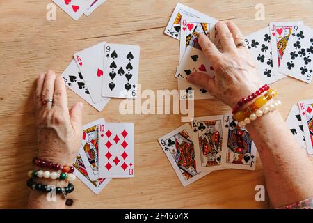 Ratekarten lesen, Oma Magie, Wahrsagen, Frauen Hände, Schicksal Vorhersage Stockfoto