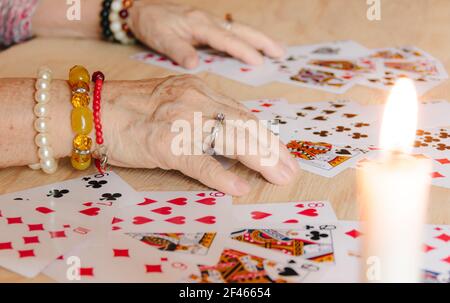 Ratekarten lesen, Oma Magie, Wahrsagen, Frauen Hände, Schicksal Vorhersage Stockfoto