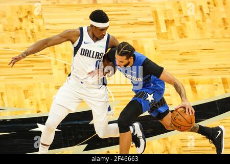Orlando, Florida, USA, 1. März 2021, Orlando Magic Spieler Michael Carter-Williams #7 Versuch, einen Run Pass Dallas' Josh Richardson #0 im Amway Center zu machen (Foto: Marty Jean-Louis) Stockfoto