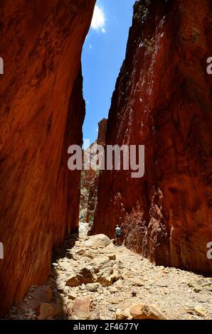 Australien, NT, Frau, die durch den bemerkenswerten Standley Chasm im McDonnell Range Nationalpark geht Stockfoto