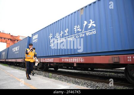 (210319) -- CHONGQING, 19. März 2021 (Xinhua) -- Bahnangestellte checken einen Yuxin'ou (Chongqing-Xinjiang-Europa) China-Europa Güterzug, bevor er den Tuanjie Dorfbahnhof im südwestlichen Teil der Chongqing Gemeinde verlässt, 19. März 2021. Mit einer lauten Zugpfeife, die durch die Luft hallte, zog am Freitagmorgen ein Güterzug nach Duisburg langsam aus der Tuanjie Village Station der südwestlichen chinesischen Gemeinde Chongqing. "Vor genau einem Jahrzehnt signalisierte ich, dass Chinas erster China-Europa-Güterzug, der Yuxin'ou (Chongqing-Xinjiang-Europa), hier abfährt." Stockfoto