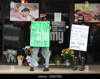 Acworth, USA. März 2021, 17th. Nach dem Ablegen von Blumen stehen Jesus Estrella, links, und Shelby S., rechts, zur Unterstützung der asiatischen und hispanischen Gemeinschaft außerhalb von Youngs Asian Massage, wo am Mittwoch, 17. März 2021, vier Menschen in Acworth, Georgia, getötet wurden. Mindestens acht Menschen wurden am Dienstag von dem mutmaßlichen Mörder Robert Aaron Long in drei verschiedenen Spas in der Gegend von Atlanta tot aufgefunden. (Foto von Curtis Compton/The Atlanta Journal-Constitution/TNS/Sipa USA) Quelle: SIPA USA/Alamy Live News Stockfoto