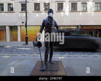 London, Großbritannien. März 2021, 19th. Beau Brummell Statue in der Jermyn Street in London sieht die Statue von Brummell mit einer covid Prävention chirurgische Masken während der Pandemie in London, Großbritannien am 3/19/2021. (Foto von Diana Buzoianu/News Images/Sipa USA) Quelle: SIPA USA/Alamy Live News Stockfoto