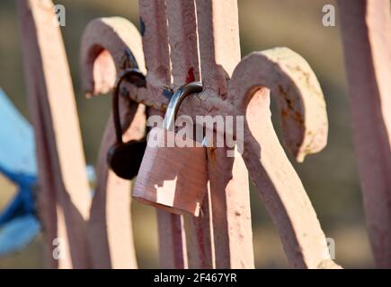 Vorhängeschloss am Zaun an der Brücke. Love Lock Konzept. Während der Hochzeitszeremonie werden Schlösser am Zaun der Brücke aufgehängt Stockfoto