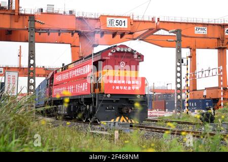 (210319) -- CHONGQING, 19. März 2021 (Xinhua) -- EIN Yuxin'ou (Chongqing-Xinjiang-Europa) China-Europa Güterzug fährt am 19. März 2021 vom Tuanjie Village Station der südwestlichen chinesischen Gemeinde Chongqing ab. Mit einer lauten Zugpfeife, die durch die Luft hallte, zog am Freitagmorgen ein Güterzug nach Duisburg langsam aus der Tuanjie Village Station der südwestlichen chinesischen Gemeinde Chongqing. "Vor genau einem Jahrzehnt signalisierte ich, dass Chinas erster China-Europa-Güterzug, der Yuxin'ou (Chongqing-Xinjiang-Europa), hier abreisen sollte", erinnerte sich Zhang Xin, als er den TR sah Stockfoto