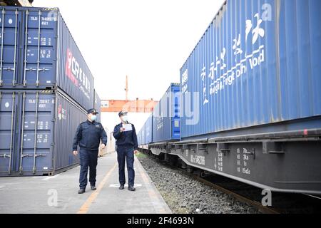 (210319) -- CHONGQING, 19. März 2021 (Xinhua) -- Mitarbeiter des Chongqing Zolls überprüfen einen Yuxin'ou (Chongqing-Xinjiang-Europa) China-Europa Güterzug, bevor er den Tuanjie Village Station in der südwestlichen chinesischen Chongqing Gemeinde verlässt, 19. März 2021. Mit einer lauten Zugpfeife, die durch die Luft hallte, zog am Freitagmorgen ein Güterzug nach Duisburg langsam aus der Tuanjie Village Station der südwestlichen chinesischen Gemeinde Chongqing. "Vor genau einem Jahrzehnt signalisierte ich für Chinas ersten China-Europa-Güterzug, den Yuxin'ou (Chongqing-Xinjiang-Europa), zu d Stockfoto