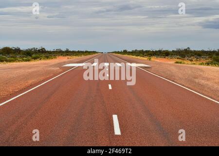 Australien, not Landebahn aka roadstrip für Royal Flying Doctor Service am Stuart Highway Stockfoto