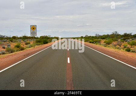 Australien, not Landebahn aka roadstrip für Royal Flying Doctor Service am Stuart Highway Stockfoto