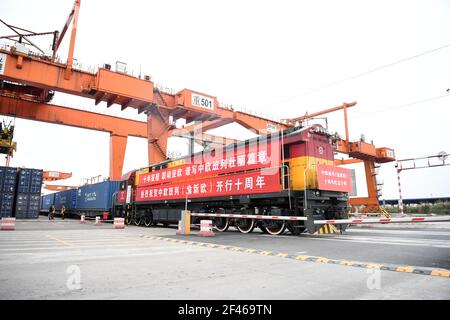 (210319) -- CHONGQING, 19. März 2021 (Xinhua) -- EIN Yuxin'ou (Chongqing-Xinjiang-Europa) China-Europa Güterzug ist im Begriff, die Tuanjie Dorfstation im südwestlichen chinesischen Chongqing Gemeinde zu verlassen, 19. März 2021. Mit einer lauten Zugpfeife, die durch die Luft hallte, zog am Freitagmorgen ein Güterzug nach Duisburg langsam aus der Tuanjie Village Station der südwestlichen chinesischen Gemeinde Chongqing. "Vor genau einem Jahrzehnt signalisierte ich, dass Chinas erster China-Europa-Güterzug, der Yuxin'ou (Chongqing-Xinjiang-Europa), hier abreisen sollte", erinnerte sich Zhang Xin während se Stockfoto