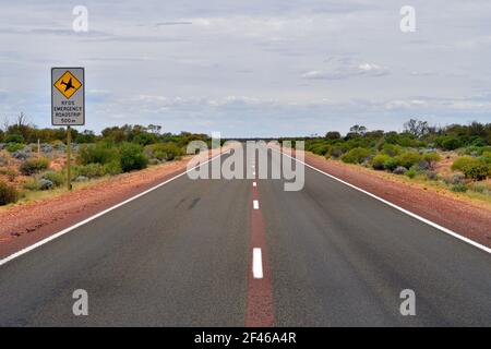 Australien, not Landebahn aka roadstrip für Royal Flying Doctor Service am Stuart Highway Stockfoto