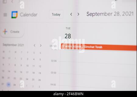 New york, USA - 17. Februar 2021: Shemini Atzeret 28. September auf google Kalender auf Laptop-Bildschirm Nahaufnahme. Stockfoto