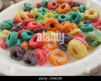 Buntes Frühstück Müsli in Milch Stockfoto