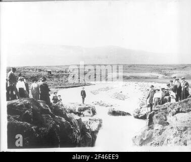 Akureyri (Island). Touristengruppe (Passagiere des Hochsee-Passagierdampfers 'Victoria Luise') am Kopf der Glera-Fälle. Blick nach oben (nach Südwesten) Stockfoto