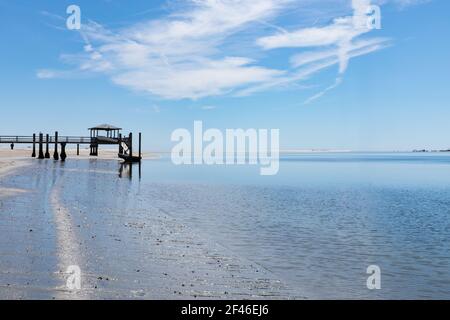 Bootsanlegestelle an der Mündung des Tybee Creek und des Atlantiks, blauer Himmel mit Wolken, die sich in den stillen Gewässern spiegeln, horizontaler Aspekt Stockfoto