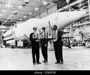 Wernher von Braun (1912-1977), ingeniero y mecánico aeroespacial estadounidense de origen alemán, junto al presidente John Fitzgerald Kennedy (1917-1963) y el vicepresidente Lyndon Baines Johnson (1908-1973) en las instalaciones de la NASA ante el cohete Saturno. Stockfoto