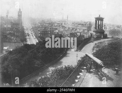 Edinburgh. Blick vom Carlton Hill mit Kanone und Tempieto über die Stadt Stockfoto
