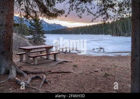 Sonnenaufgang am Johnson Lake im Banff National Park, Alberta, Kanada Stockfoto