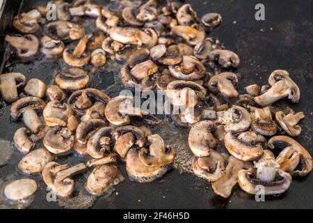 Sautierte Pilzscheiben auf einem Grill im Freien Der Sommer Stockfoto