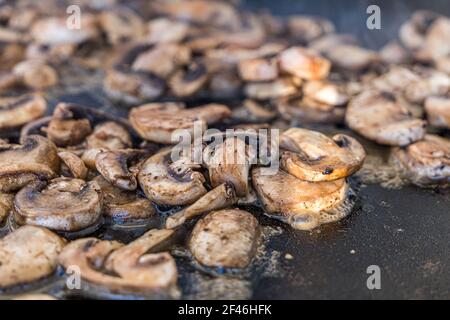 Sautierte Pilzscheiben auf einem Grill im Freien Der Sommer Stockfoto