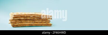 Glückliches Pessach-Banner. Matzo auf blauem Hintergrund. Traditionelles jüdisches Essen für Pesach. Speicherplatz kopieren. Stockfoto