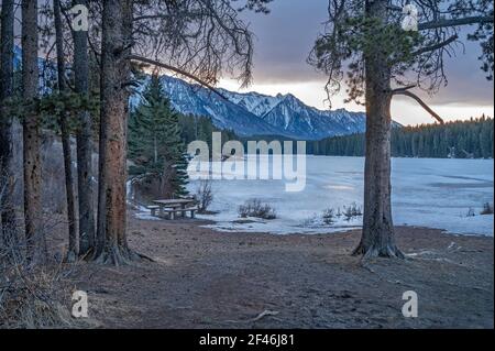 Sonnenaufgang am Johnson Lake im Banff National Park, Alberta, Kanada Stockfoto