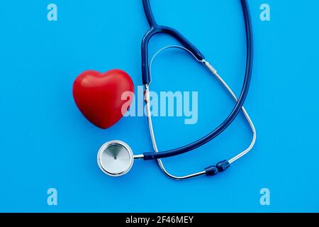 Nahaufnahme. Stethoskop und Herz auf blauem Hintergrund. Stockfoto
