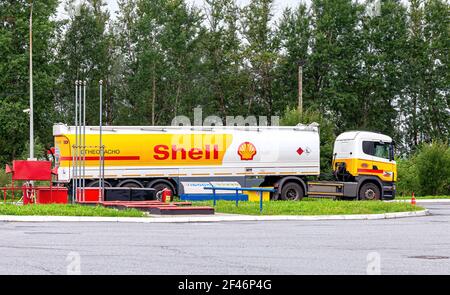 Leningrad Region, Russland - 26. Juli 2016: Tankwagen Shell an der Tankstelle Stockfoto