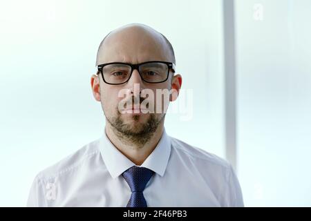 Porträt eines Geschäftsmannes mit Brille. Stockfoto