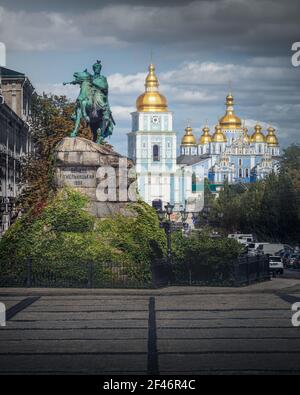 Sofiewskaja Platz mit Bohdan Khmelnyzki Denkmal und St. Michaels Golden-Domed Kloster - Kiew, Ukraine Stockfoto