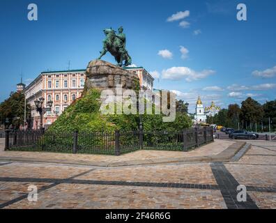 Bohdan Khmelnyzki Denkmal auf dem Sofijewskaja Platz - Kiew, Ukraine - Text sagt: Bohdan Khmelnyzki 1888 Stockfoto