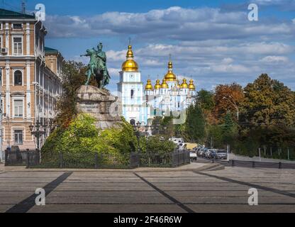 Sofijewskaja-Platz mit Bohdan-Khmelnyzki-Denkmal und St. Michaels Golden-Domed-Kloster - Kiew, Ukraine Text sagt: Bohdan Khmelnyzky 1888 Stockfoto