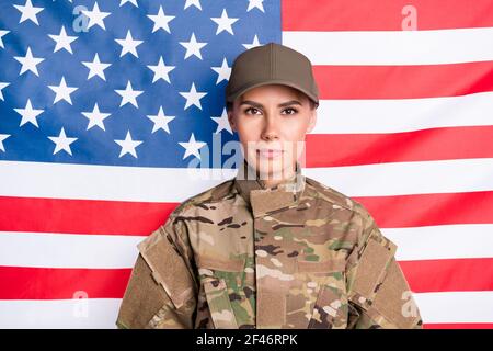 Foto von ziemlich jungen militärischen Person aussehen konzentriert Kamera komponiert Gesicht isoliert auf uns Nationalflagge Hintergrund Stockfoto