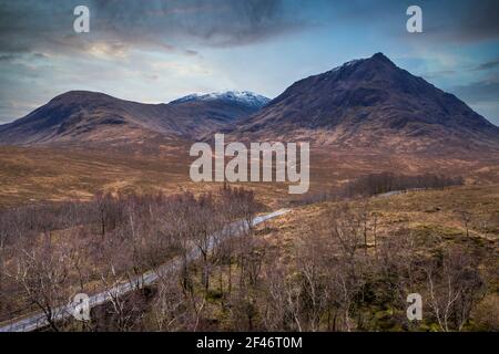 Fliegende Drohne dramatisches Landschaftsbild von Bergen Flüsse und Täler In Glencoe in den schottischen Highlands an einem Wintertag Stockfoto