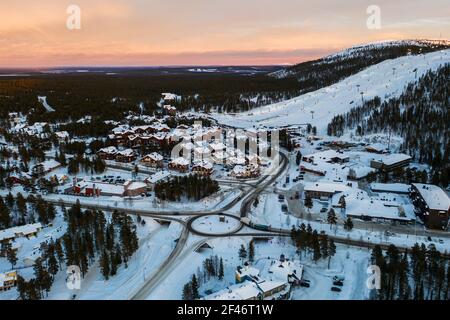 Luftdrohne Ansicht des Levi Ski Village, bunte Dämmerung, in Lappland, Finnland Stockfoto